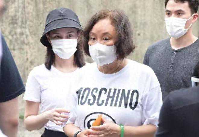 71岁赌王三太陈婉珍近况曝光，和何超莲做理疗，穿搭年轻不显老