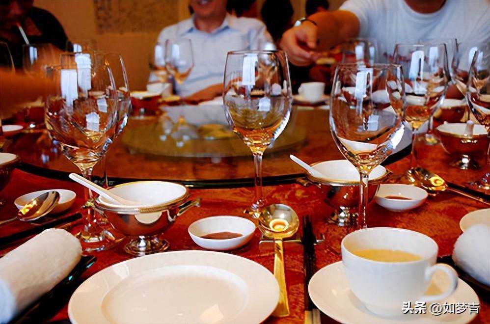 敬酒的艺术：如何在外应酬中巧妙应对客户？