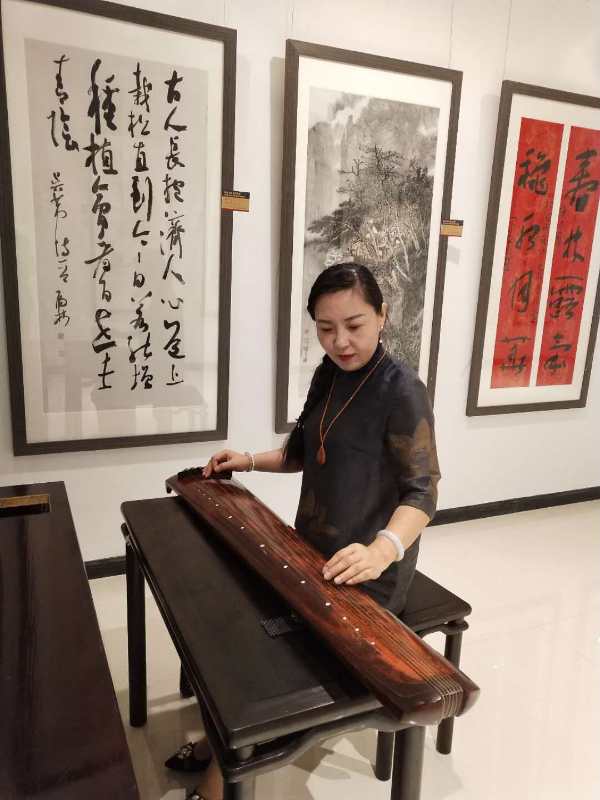 初见效益 四川青川县书房村春茶采摘忙