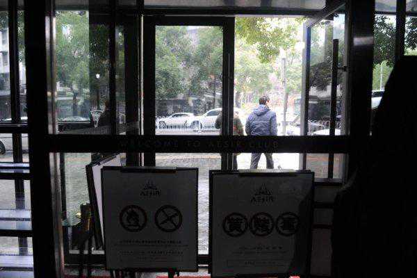 扮潮人蹦迪给酒吧热场，未想酒吧停业遭遇欠薪
