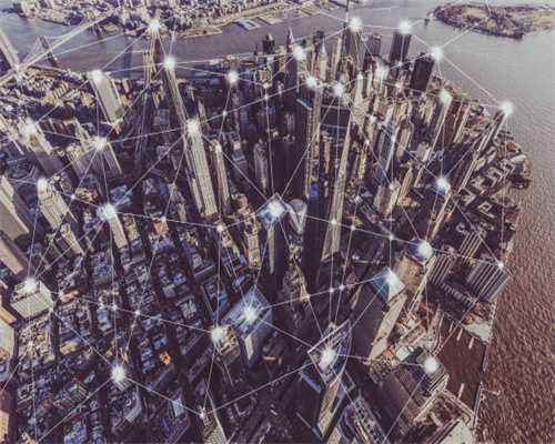 不坐头等舱，只住三星级以下酒店，却是旅游业首富