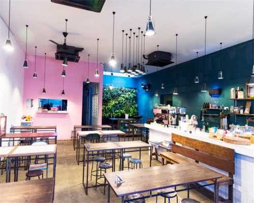 石窝披“绿装” 荒山变“花果山”——重庆市彭水县石漠化治理见闻