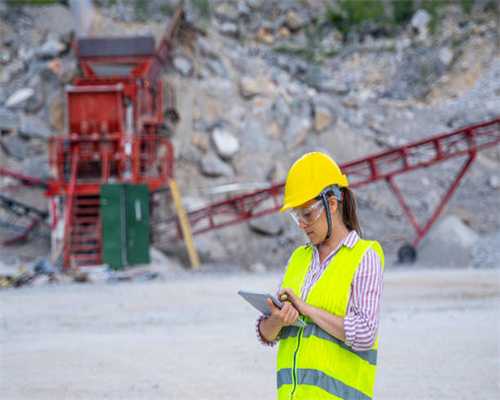 男子在夏威夷冲浪被鲨鱼袭击，大难不死腿部受伤，自己游回岸边