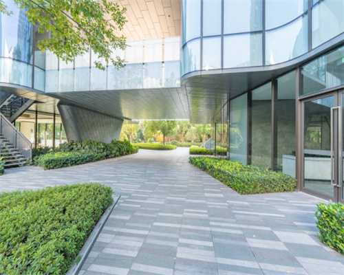 甘肃兰州有一座栖云小镇，玩乐吃住全都有，是休闲度假的好去处