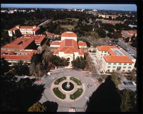 顾客预定一个三文鱼刺身蛋糕，提前安排时间做好发出